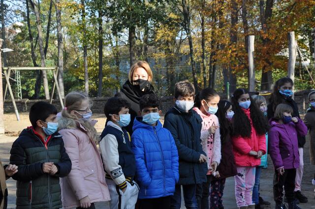 Auch Schulleiterin Andrea Witzmann schaute sich an, was Irmgard Freischlad mit den Drittklässlern veranstaltete. | Foto: cHER