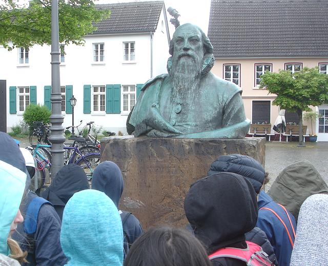 Auch eine Station des historischen Stadtrundganges: Die Büste von Wilhelm Fabry.