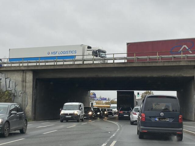 Werl, 12.40 Uhr: Immer noch Stau auf der Autobahn 44 und auf der Bundeststraße 1, in Richtung Unna. Foto: Anja Jungvogel