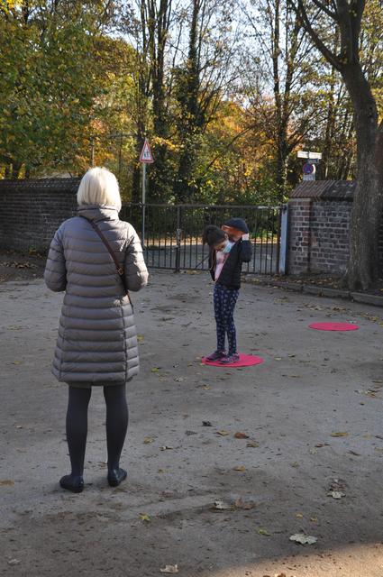 Die Kunst ging auf den Schulhof und die Drittklässler der Borbecker Dürerschule gingen begeistert mit. | Foto: cHER