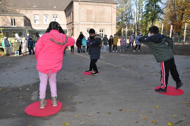 So fühlt es sich an, wenn man immer nur auf Abstand gehen kann.  | Foto: cHER