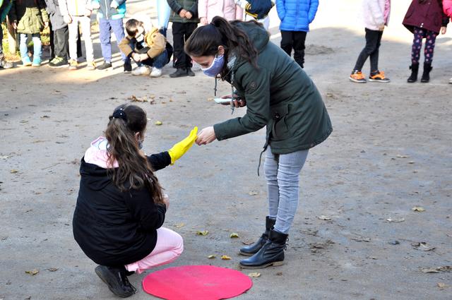 Klassenlehrerin Silvia Lopez leistet Hilfestellung beim Anziehen der Gummihandschuhe. | Foto: cHER