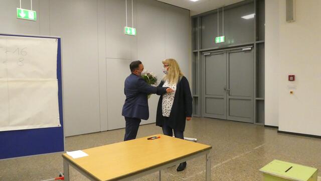 Per Ellenbogen-Gruß, aber keineswegs unfreundlich gratulierten sich Werner Gollnick (CDU) und Andrea Ivo (SPD) gegenseitig zur Bezirksbürgermeister-Wahl. | Foto: Ralf K. Braun