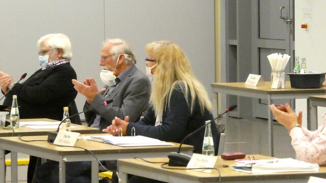 Beifall gab's für das neue Bezirksbürgermeister-Duo von allen Plätzen - hier im Bild die SPD-Fraktion. | Foto: Ralf K. Braun