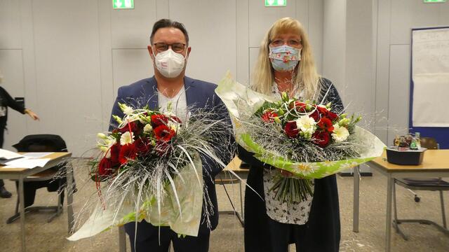 Beim ersten Foto-Shooting: die neue schwarz-rote Scharnhorster Stadtbezirks-Spitze in der Aula und deshalb noch mit Mund-Nasen-Schutz. | Foto: Ralf K. Braun