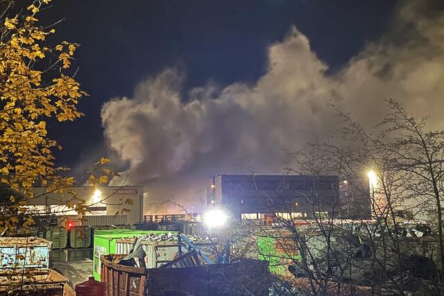 Rauch zieht über das Gelände des Lippewerks.