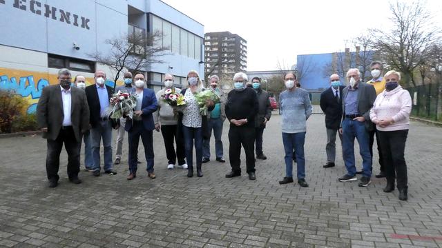 Draußen vor dem Eingang zur Gesamtschule stellten sich die gerade verpflichteten Mitglieder der neuen Bezirksvertretung Scharnhorst - hier nicht ganz vollzählig - mit dem frisch gewählten Bezirksbürgermeister-Paar für die Fotografen auf.  | Foto: Ralf K. Braun