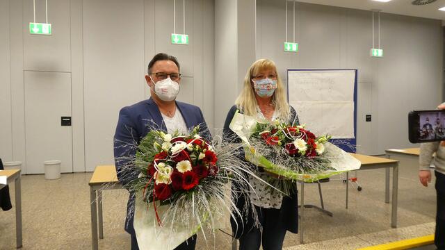 Erstes Foto-Shooting mit der neuen schwarz-roten Scharnhorster Stadtbezirks-Spitze noch in der Aula und deshalb noch mit Mund-Nasen-Schutz. | Foto: Ralf K. Braun