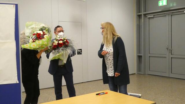 BV-Geschäftsführerin Marion Hardt (verdeckt) überreichte die Blumensträuße. | Foto: Ralf K. Braun