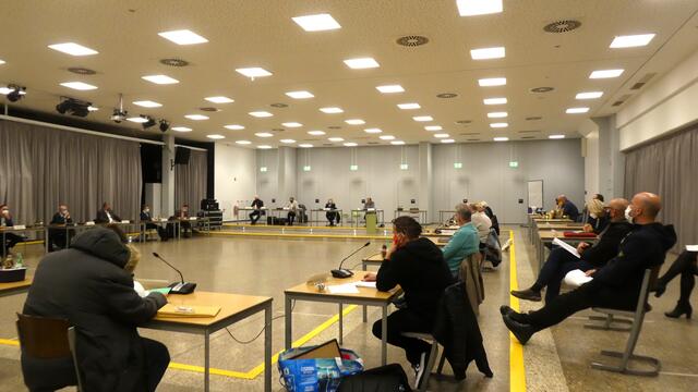 Altersvorsitzender Dietrich Labenz (hinten vor Kopf, 4.v.l.) leitete die konstituierende Sitzung der BV Scharnhorst in der Gesamtschul-Aula am Mackenrothweg ein. | Foto: Ralf K. Braun