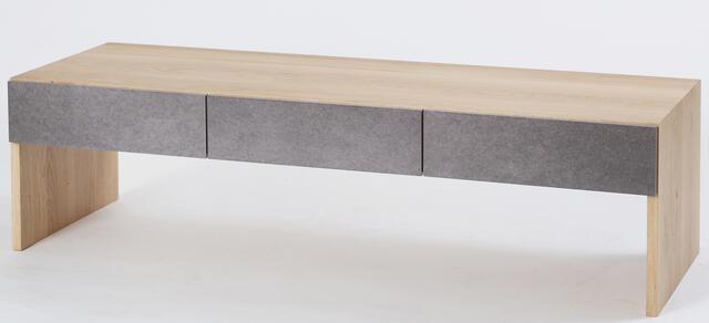 100 Arbeitsstunden stecken in der sauber gearbeiteten Sitzbank in Eiche und grauem MDF.