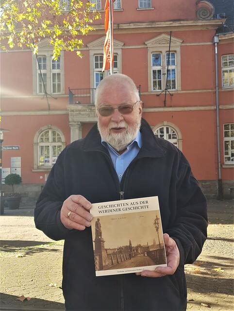 Schriftleiter Klaus Höffgen präsentiert den 18. Band der „Geschichten aus der Werdener Geschichte“.
Foto: Henschke