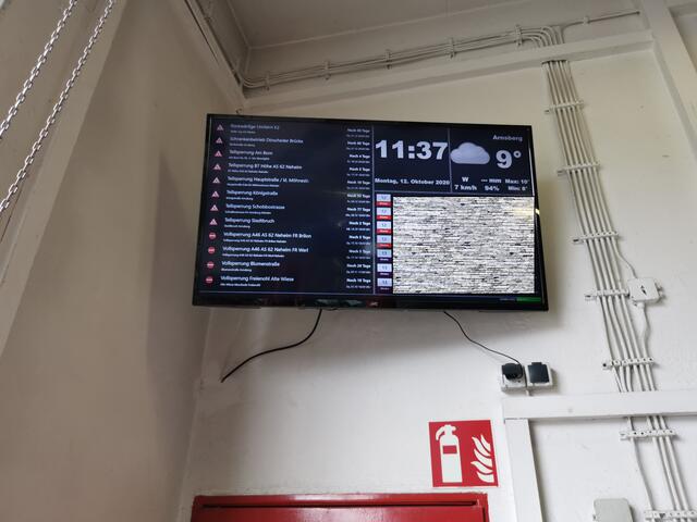 Die Gerätehäuser Arnsberg, Neheim und der Rettungswagenstandort am Marienkrankenhaus wurden jetzt mit großformatigen Alarmdisplays ausgestattet.