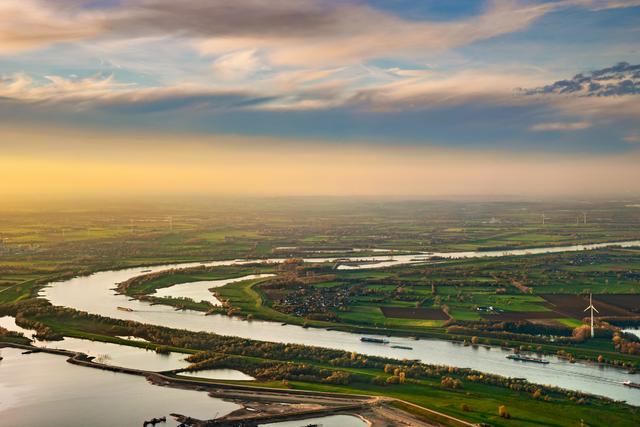... Das Bild zeigt den Rhein bei Duisburg in den Abendstunden ...