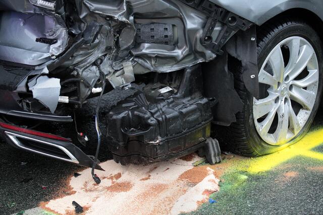 Ein Abschleppunternehmen kümmerte sich um zwei stark beschädigte Fahrzeuge.