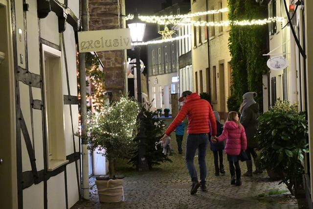 In den festlich geschmückten Gassen ließ es sich familiär bummeln. 
Foto: Bangert 
