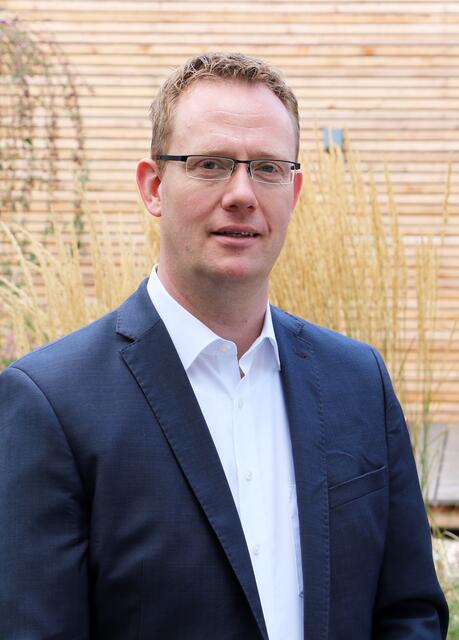 Im Jahr 2016 hat Marcus Geismann vor dem zuständigen Prüfungsausschuss der Handwerkskammer in Düsseldorf die Qualifikation „Geprüfter Bestatter“ erlangt und im Jahr 2018 die Meisterprüfung im Bestattungsgewerbe abgelegt.