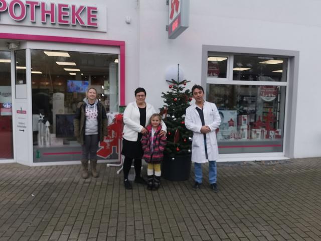 Der Weihnachtswunschbaum für Senioren steht vor der Marien-Apotheke in Voerde.