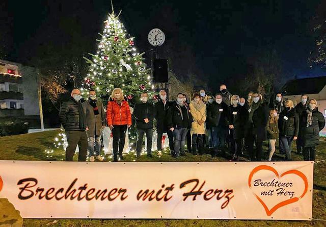 Premiere für den Verein "Brechtener mit Herz" und das Dorf: Mitten im Kreisverkehr erstrahlt nun bis Anfang Januar ein wunderschön geschmückter LED-beleuchteter Weihnachtsbaum.