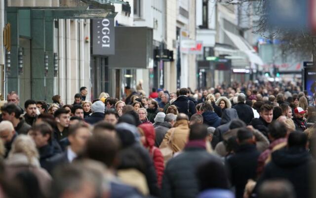 auch Menschenmengen an verkaufsoffenen Sonntagen wie hier in Düsseldorf im Dezember 2019 führen nicht automatisch zu mehr Umsatz, aber zu einer Überforderung der Beschäftigten
