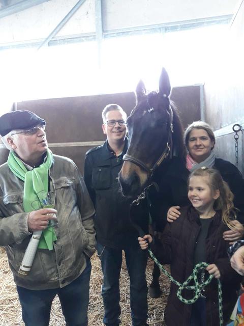 Michael Polubinski (l.) und die Bürgertraberfamilie. Der Trabsportfan hat viele Erinnerungen an die Rennbahn.