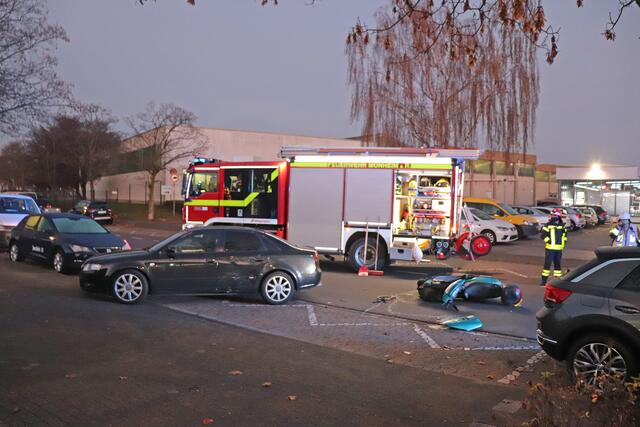Die Feuerwehr war im Einsatz, um ausgelaufene Betriebsstoffe zu binden.
Foto: Kreispolizei Mettmann