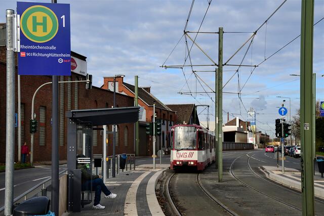 Die Duisburger Verkehrsgesellschaft AG (DVG) investiert weiter in die Infrastruktur und hat vier Straßenbahnhaltestellen barrierefrei ausgebaut, unter anderem auch die Haltestelle Rheintörchenstraße.