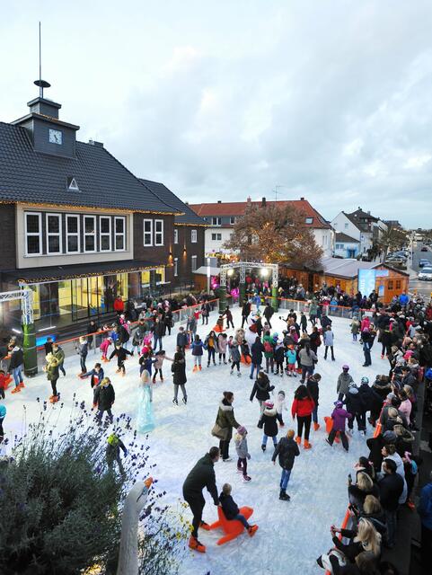 So voll wie 2019 wird es diesmal nicht werden: Die Nutzung der Eislaufbahn ist Kindern bis 14 Jahren mit einer Mund-Nasen-Bedeckung vorbehalten.
Foto: Michael de Clerque