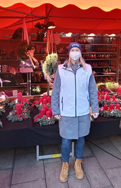 Diana Pawelczak von der Wirtschaftsförderung Bottrop vor dem Bottroper Markt - auf dem Wochenmarkt in der Innenstadt gibt es seit Mitte Oktober ein LOUISE-Angebot: Markthändler machen Schluss mit dem Schleppen von Kartoffeln, Kohl & Co., lassen die Waren ihrer Kunden mit LOUISE nach Hause liefern - kostenlos.