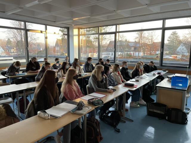Bönener Gymnasiasten lauschen der Videokonferenz