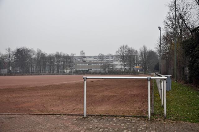 Der (ehemalige) Sportplatz Morgenstraße in Wickede wird bebaut. Im Hintergrund ist das Schulzentrum am Dollersweg zu erkennen (Archivfoto).