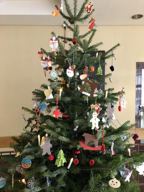 Der traditionelle Evinger Weihnachtsbaum mit dem selbst gebastelten Schmuck der OGS-Kinder. Nur selbst anbringen durften die Grundschüler ihn diesmal leider nicht.