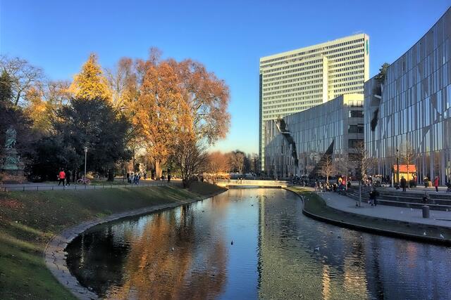 Kö-Bogen: Herbstlicht und erste Weihnachtsbuden