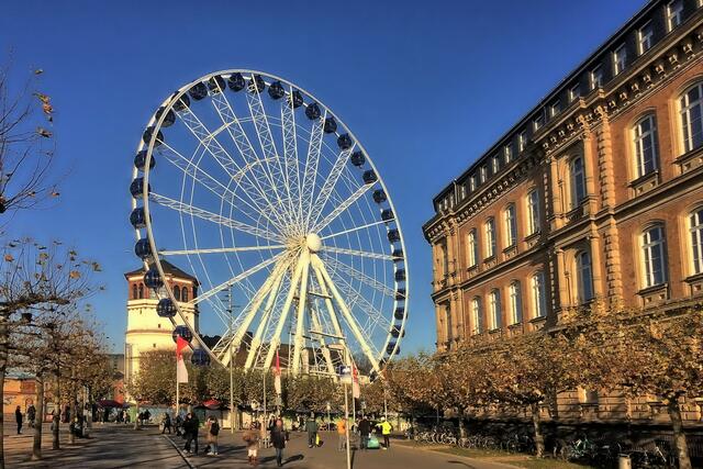 Das Riesenrad steht still, die Weihnachtsbuden sind geschlossen.