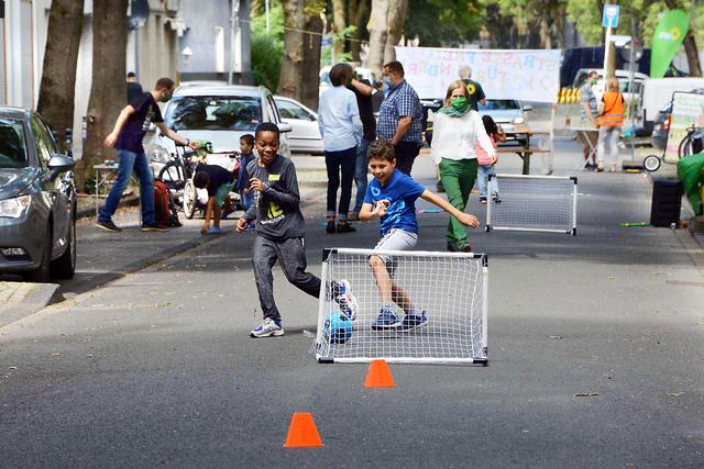 Was sich die Anwohner am Neuen Graben wünschen, soll im Projekt lebenswerte Straße mit Fördermitteln des Ministeriums modellhaft umgesetzt werden. Mehr Raum zum Spielen, wie hier bei einer Pop up-Spielstraße, oder mehr Grün?