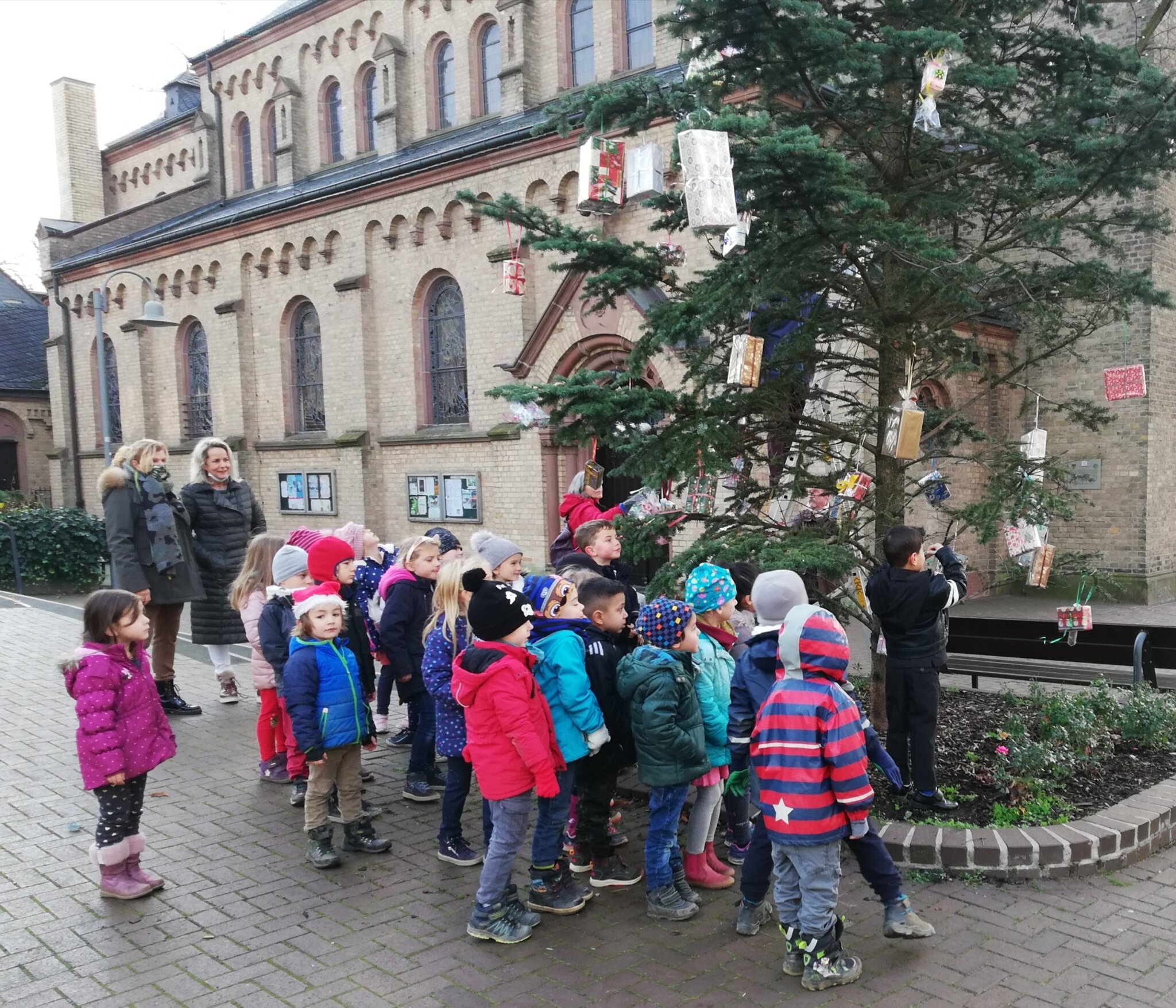 Advent in Ratingen Kinder schmücken Tannenbaum am Lintorfer Markt