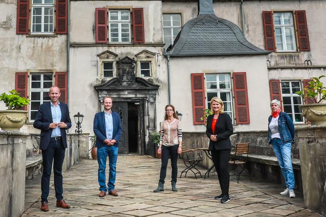 Sie stellten die Pläne für Schloss Bodelschwingh vor: Dennis Rohde (haushaltspolitischer Sprecher der SPD-Bundestagsfraktion), Felix und Mireta zu Knyphausen (Eigentümer ), Sabine Poschmann und Gudrun Heidkamp (SPD-Ratsmitglied in Mengede).