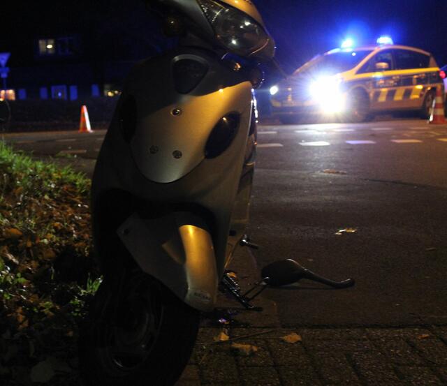 Das Moped hat der Unfallfahrer einfach am Straßenrand abgestellt.