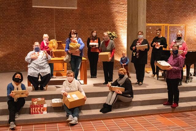 Frauen in der evangelischen Kirche Obermeiderich, die bei der Aktion mit den Teelichtern und den Engeln mitwirken | Foto: Evangelischer Kirchenkreis Duisburg