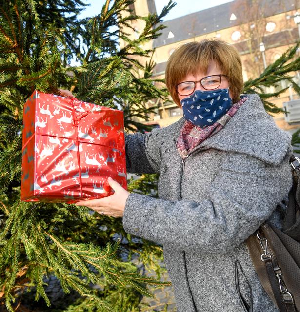 Klaudia Ortkemper vom Initiativkreis Centrum Borbeck freut sich, dass doch ein Tannenbaum aufgestellt werden konnte.
