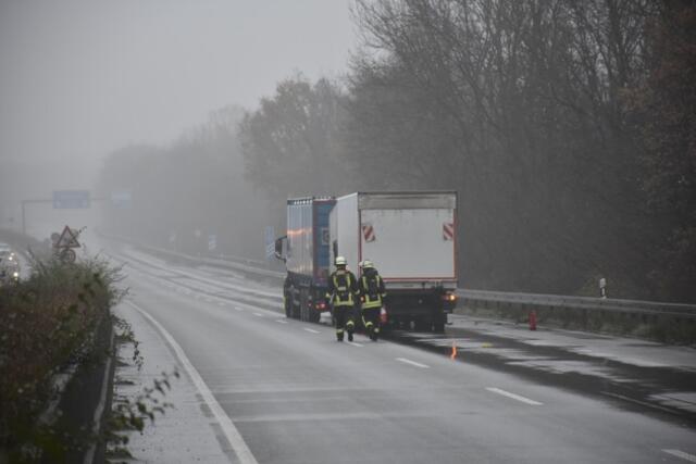 Der Trupp auf dem Weg zu den verunfallten Fahrzeugen