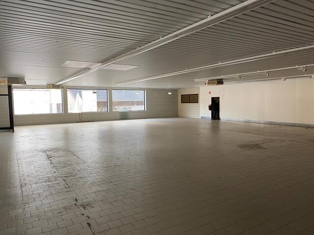 In den nächsten Wochen wird ein Messebauer in den leergezogenen Verkaufsraum die "Räume" bauen, die für das Impfzentrum erforderlich sind.