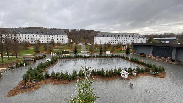 Fleißige Helfer sind zurzeit damit beschäftigt, den Himmelsspiegel weihnachtlich zu dekorieren. | Foto: Sauerlandpark Hemer