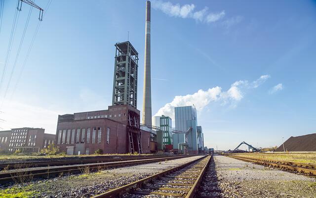 Die Zeche Walsum verfügte einst über zwei identische Fördergerüste. Der eingekürzte "Stummel" rechts wurde zum Maschinenhaus für die Brunnenanlage umgebaut und steht über dem Schacht Wilhelm Roelen. Das Gerüst über dem Schacht Franz Lenze blieb stehen, im Gegensatz zu der auf diesem Bild noch existenten Schachthalle. Foto: RAG