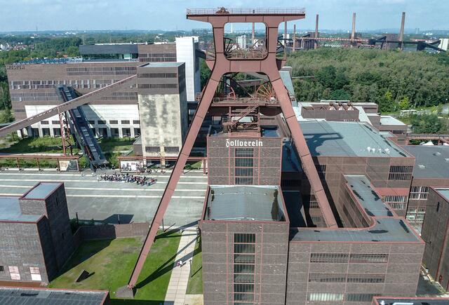 Weltbekannt und noch in Bewegung: Die vier Seilscheiben über Schacht 12 der Zeche Zollverein. Foto: Michael Gohl