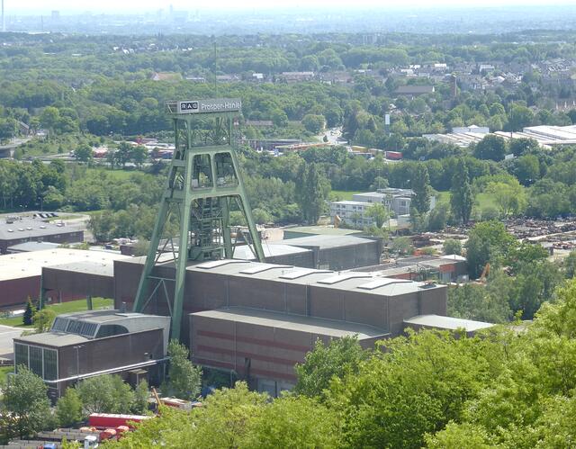 Ob der imposante Doppelbock, gut sichtbar zwischen A2 und Halde Haniel stehend, erhalten bleibt, ist völlig offen. Foto: Franz Burger