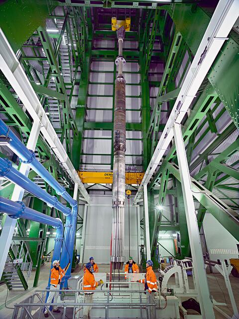 So sieht eine Pumpe aus, wie sie künftig zur Grubenwasserhaltung zum Einsatz kommt. Sie wird im verrohrten Schacht bis zur wasserführenden Ebene abgelassen. Foto: RAG