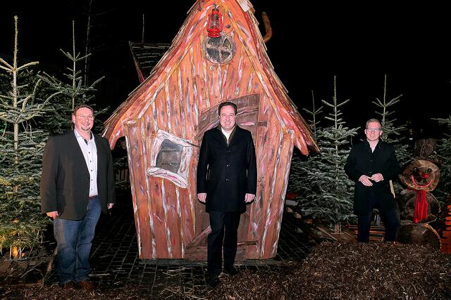 Geschäftsführer Thomas Bielawski, Christian Wingendorf (Sparkasse Märkisches Sauerland) und Bürgermeister Christian Schweitzer (v.l.) freuen sich auf den weihnachtlichen Sauerlandpark. | Foto: Sauerlandpark Hemer