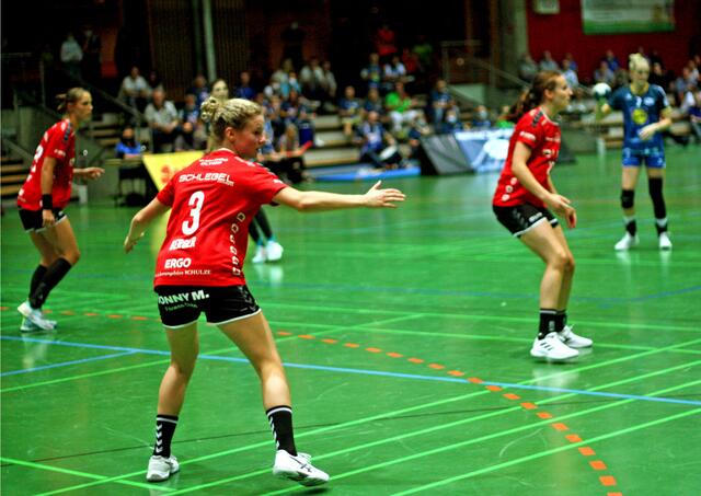 Zentrale, halbrechts und rechts außen beackern von links Xenia Smits, Amelie Berger (3) und Jule Maidhof für die SG BBM Bietigheim in der Liga und gestern auch in Kolding im NationalTeam die Handballplatte. Gegen die norwegische Handball-Lokomotive gingen sie unter, wenn auch Jule Maidhof ab und an einen Nadelstich setzen konnte...Amelie Berger musste anerkennen, wie weit sie von der Klasse einer Nora Mörk, einer Stine Oftedal noch entfernt ist, sehr weit...
FotoArchiv Merkel+Merkel