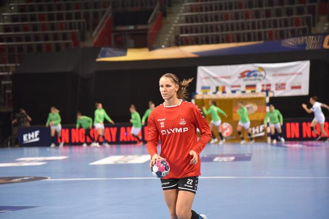 Xenia Smits, stemmte sich in der Defense dem Debakel und dem norwegischen Handball-Blizzard entgegen, hatte aber selbst mit sich und ihrer Leistung genug zu tun, um den Youngsters (Maidhof,Berger, Grijseels) entscheidend helfen zu können...Ging dann mit unter...
FotoArchiv Merkel+Merkel